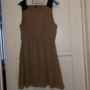 Brown dressed. Black leather shoulder straps